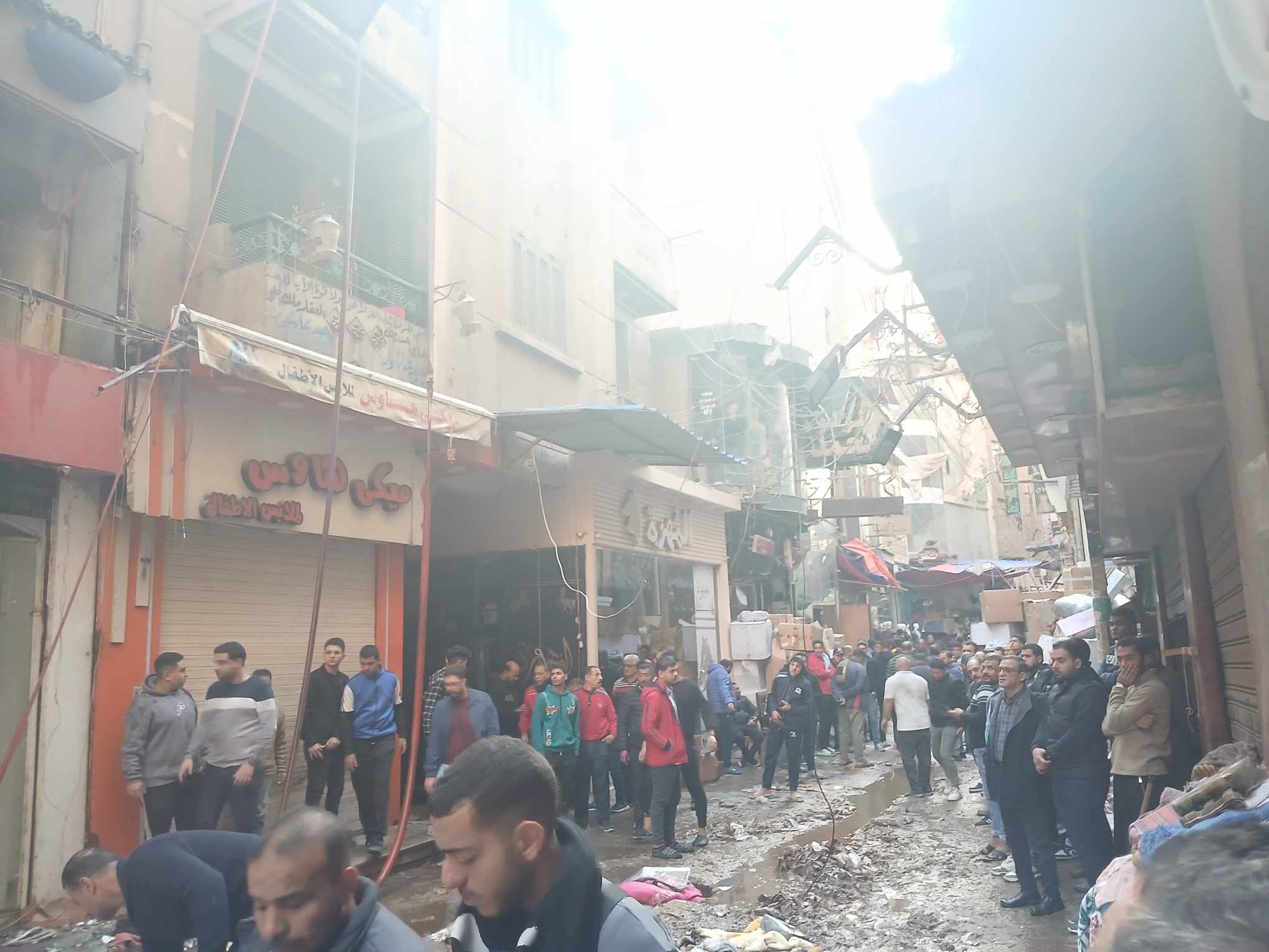 شاهد عيان: ماس كهربائي وراء حريق أحد المحال بالمحلة