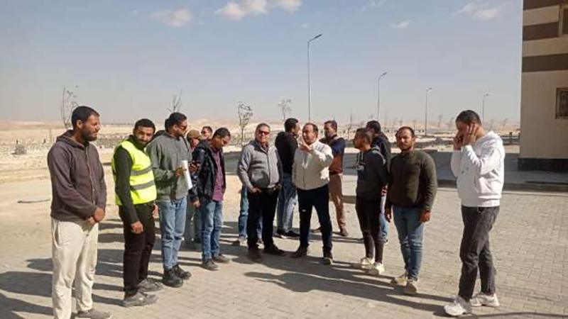 جهاز مدينة ١٥ مايو يُكثف أعمال الكهرباء وتنسيق الموقع بمواقع المبادرة الرئاسية “سكن لكل المصريين”