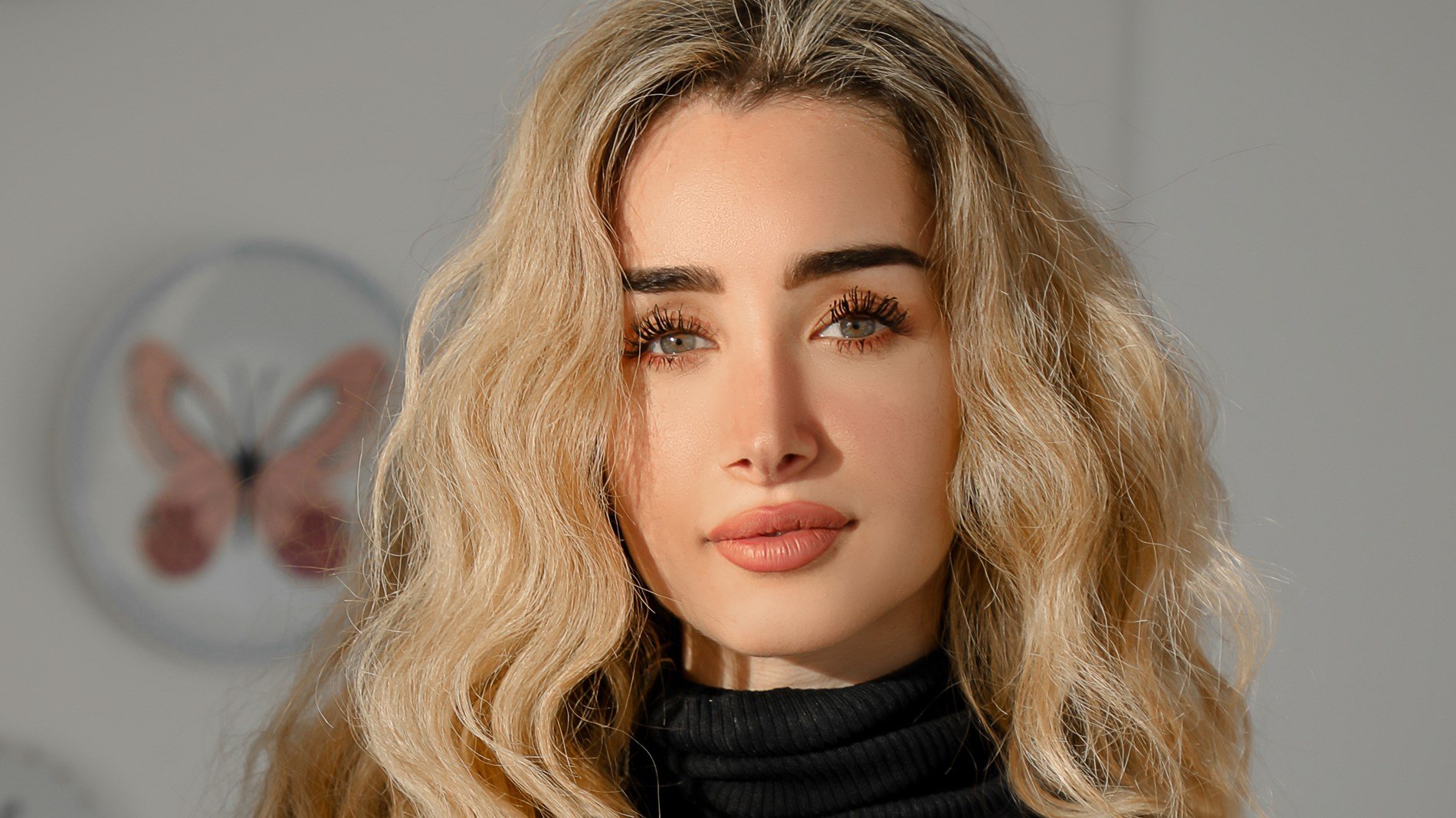 شاهد.. هنا الزاهد بإطلالة جريئة أثناء تجولها في فرنسا