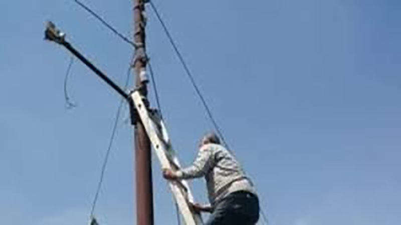 صعد أعلى عمود.. مسن ينهي حياته صعقًا بالكهرباء في العياط