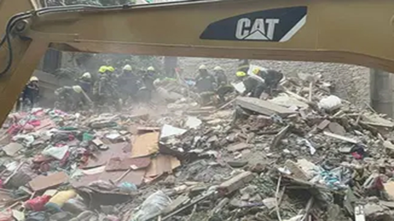 انتشال 7 جثث وإنقاذ 3 آخرين من تحت الأنقاض من عقار الوايلي