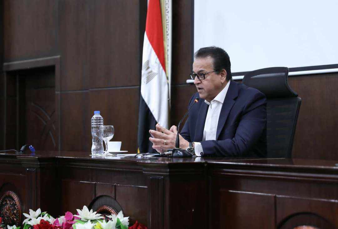 وزير الصحة يجتمع بالأطقم الطبية في معهد القلب القومي