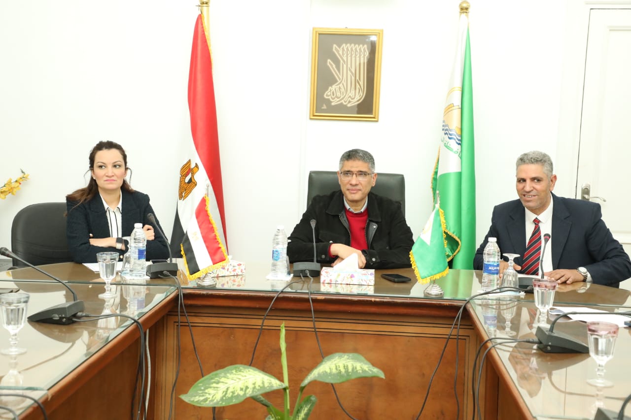 مؤسسات المجتمع المدني ومحافظ الجيزة يقدمان مساعدات للاسر الاولى بالرعاية