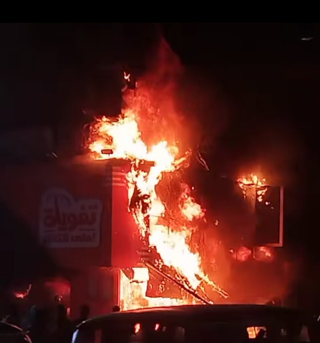 حريق مدمر يلتهم مطعمًا شهيرًا بشارع فيصل ويتسبب في خسائر بالملايين.. ماذا حدث