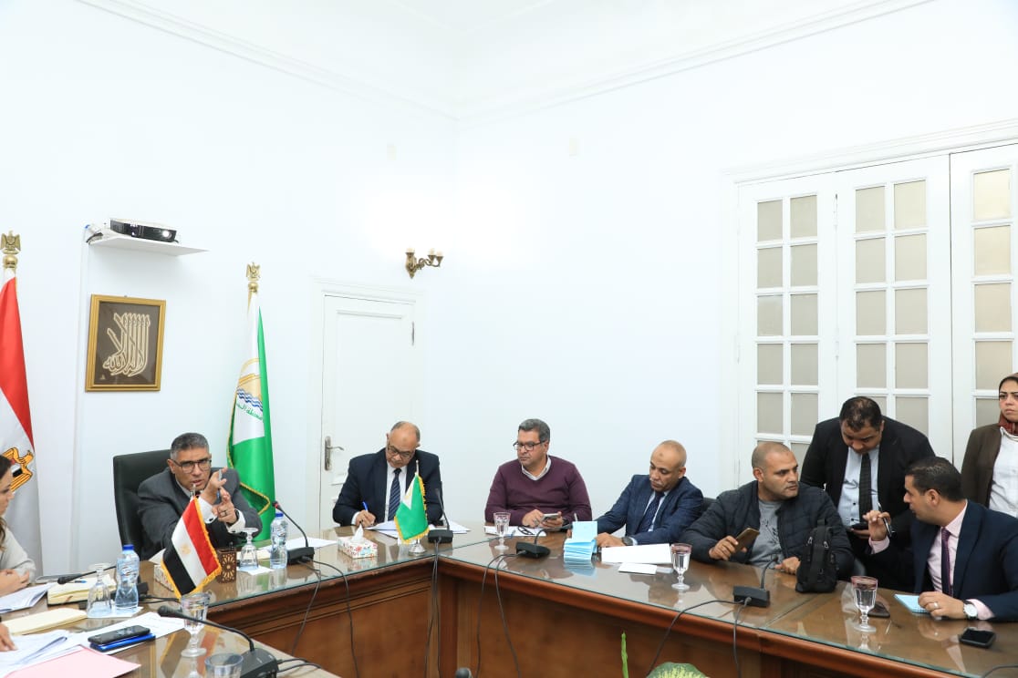 محافظ الجيزة يجتمع بالمواطنين لمناقشة الشكاوى المقدمة منهم