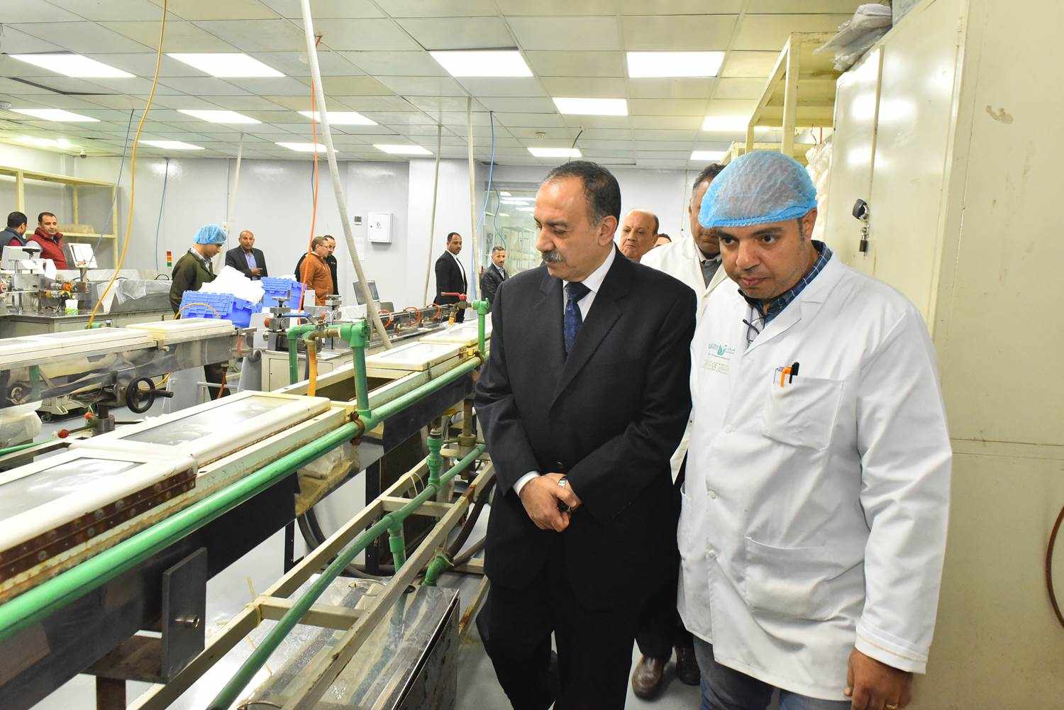 محافظ أسيوط يتفقد مصنعًا للمستلزمات الطبية بالمنطقة الصناعية