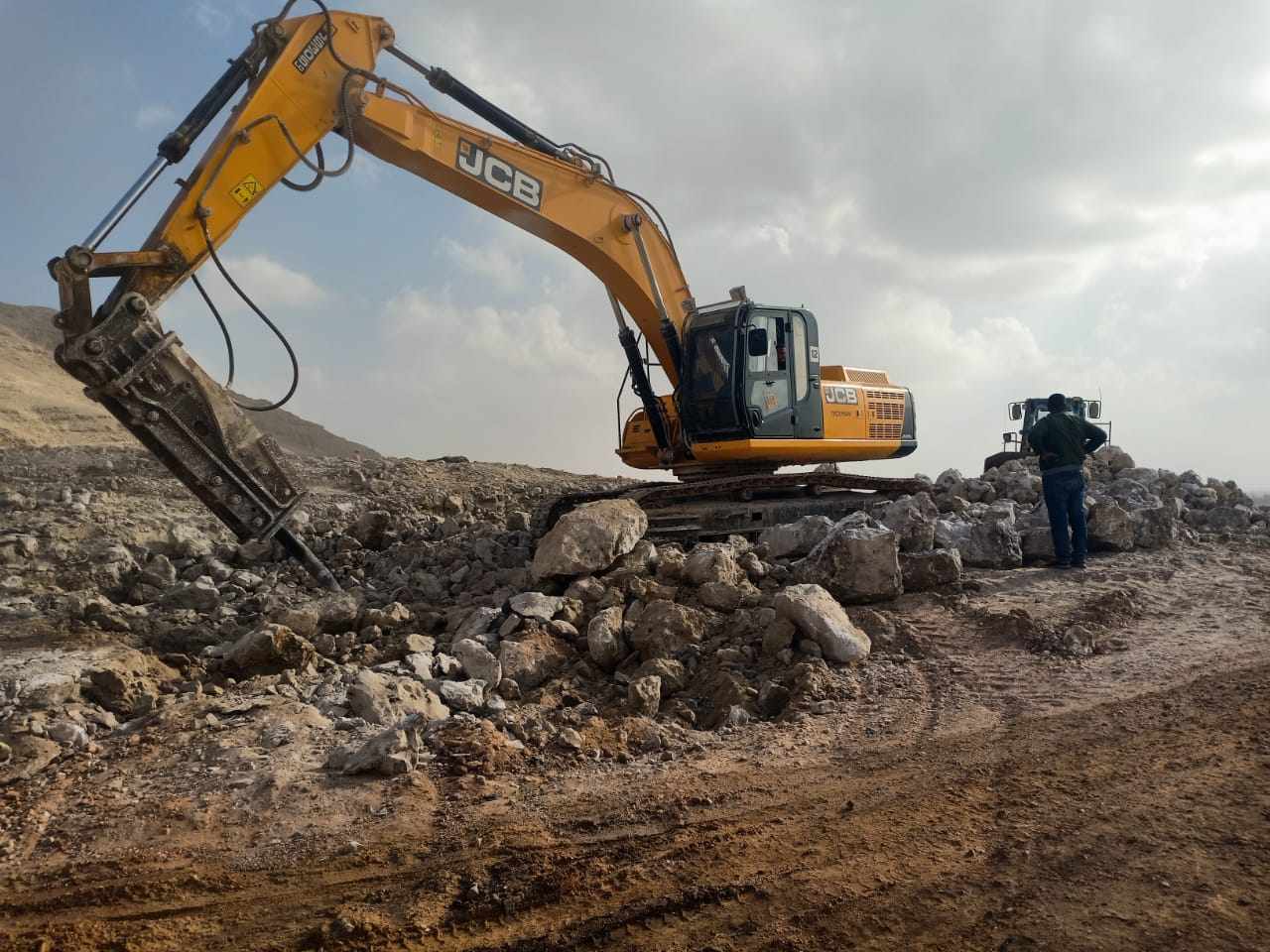 بتكلفة 30 مليون جنيه .. البدء فى أعمال الحفر والردم في طريق دير القصير بأسيوط