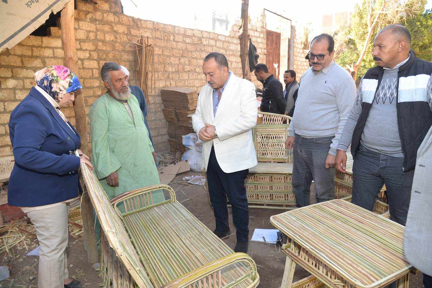 محافظ أسيوط يتفقد ورشة لتصنيع أقفاص من جريد النخيل بمركز ساحل سليم