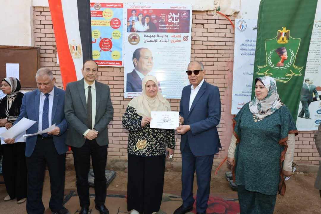 لمتابعة سير الدراسة.. محافظ المنيا يتفقد مدرسة الثانوية بنات بمركز ملوي