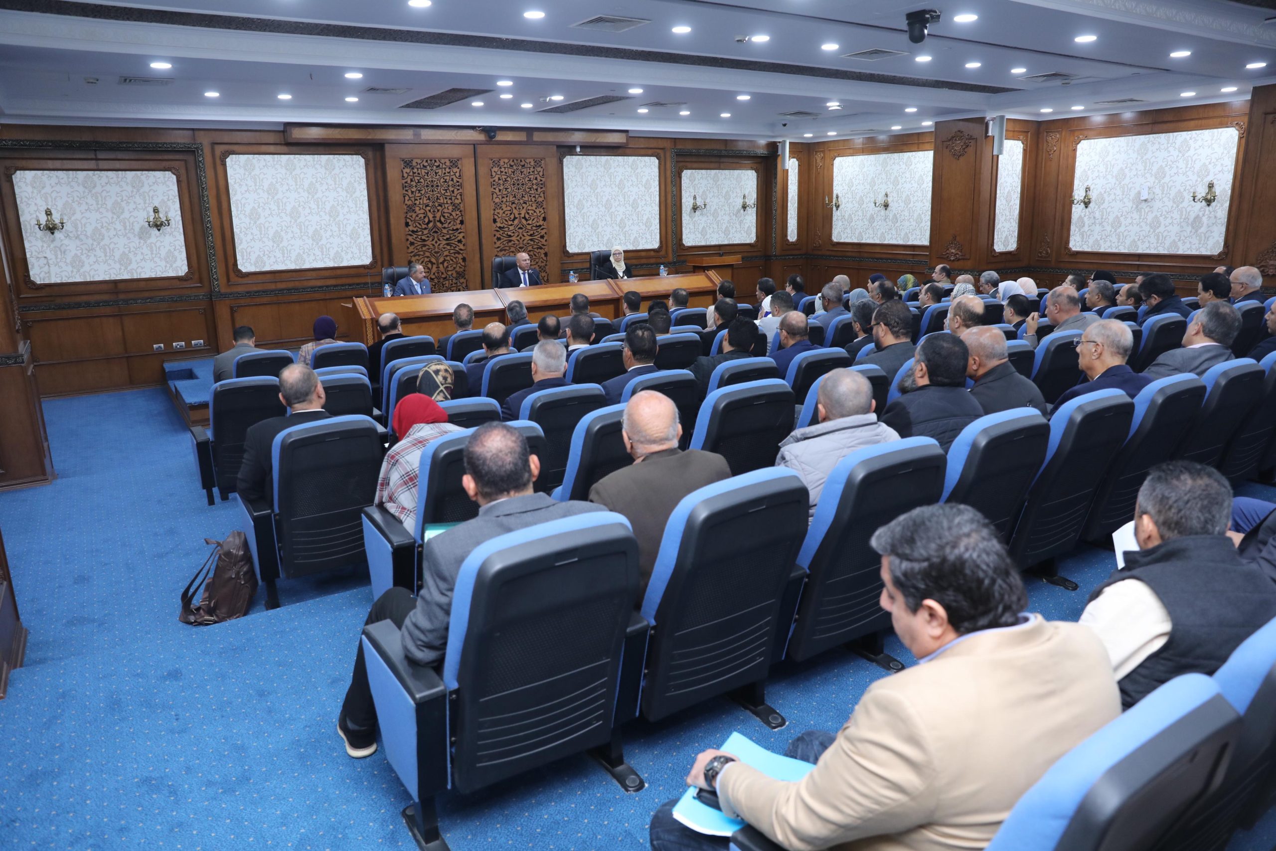 وزير الصناعة والنقل يبحث مع محافظ ومستثمري بورسعيد تحديات المناطق الصناعية