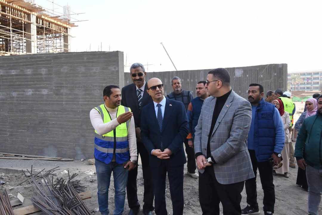 رئيس جامعة أسيوط يتفقد مستجدات الأعمال الإنشائية لمشروع مستشفى الأورام الجامعي