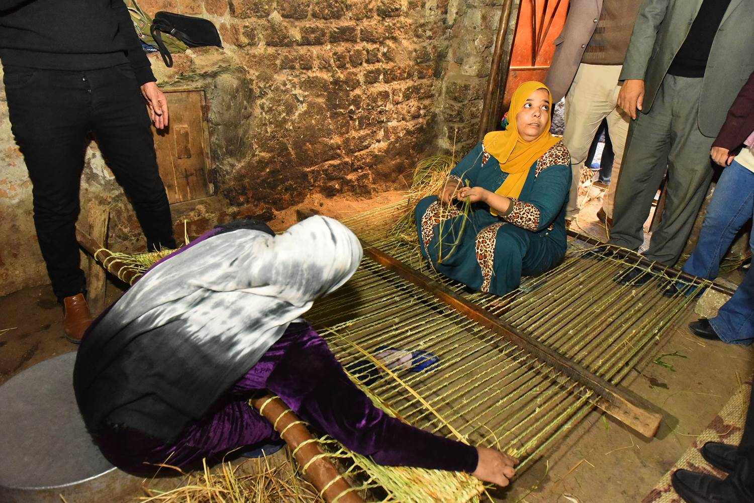 محافظ أسيوط يتفقد ورش لصناعة منتجات من نبات الحلفا بقرية بني طالب