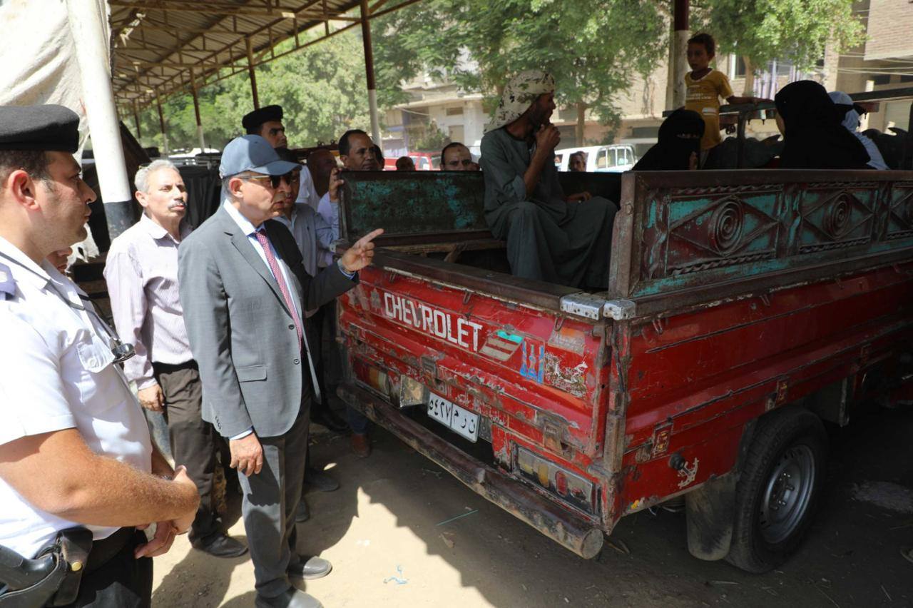 محافظ المنيا: مستمرون فى تطوير منظومة النقل والمواقف وحظر سيارات البيك أب