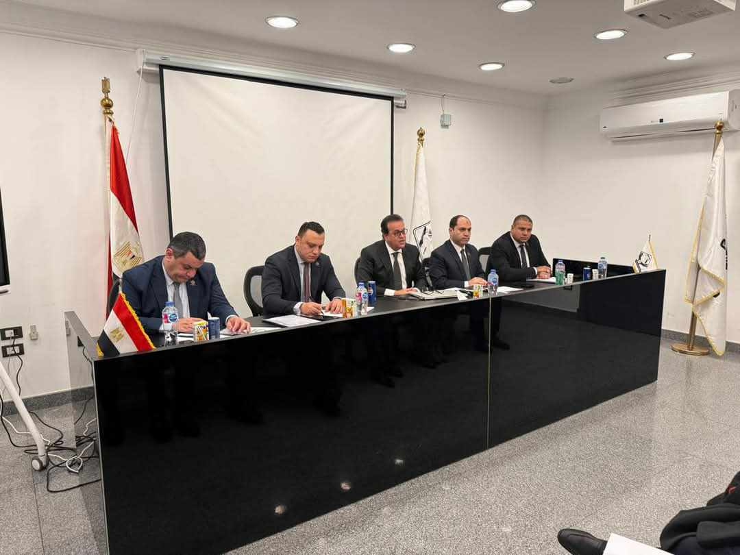 وزير الصحة والسكان يناقش قانون المسئولية الطبية في حوار مفتوح