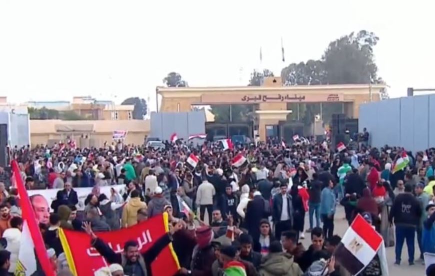 “تهجير الفلسطينيين خط أحمر”.. المصريون يحتشدون عند “معبر رفح”