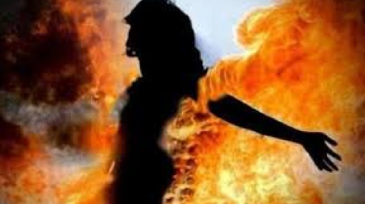 بسبب الشكوك.. زوج في الجيزة يسكب البنزين على زوجته ويشعل فيها النيران