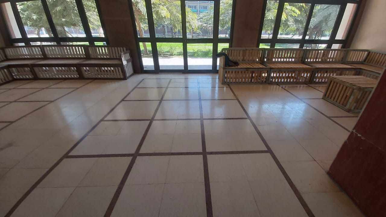 قطاع المدن الجامعية بأسيوط يعيد تدوير المخلفات الصلبة ويحولها إلى قطع أثاث