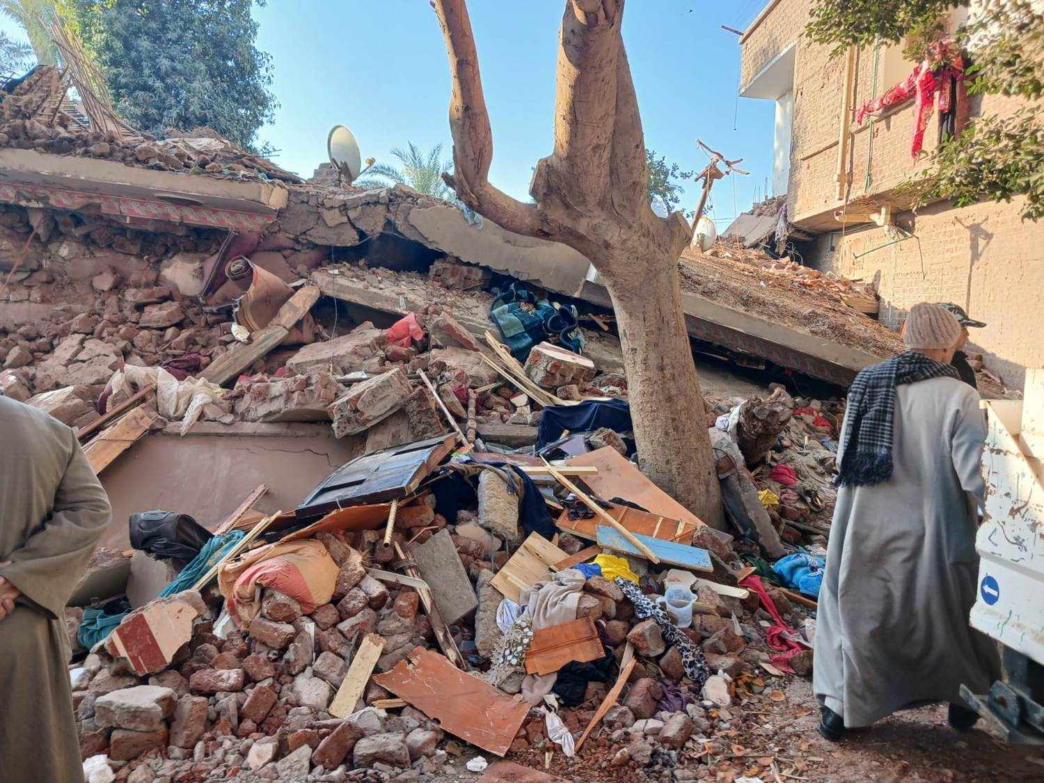 وفاة 5 أشخاص وإصابة 7 آخرين فى انهيار منزل بأسيوط