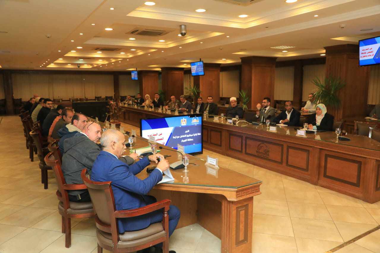 محافظ الجيزة يعقد اجتماعًا مع عددٍ من القيادات