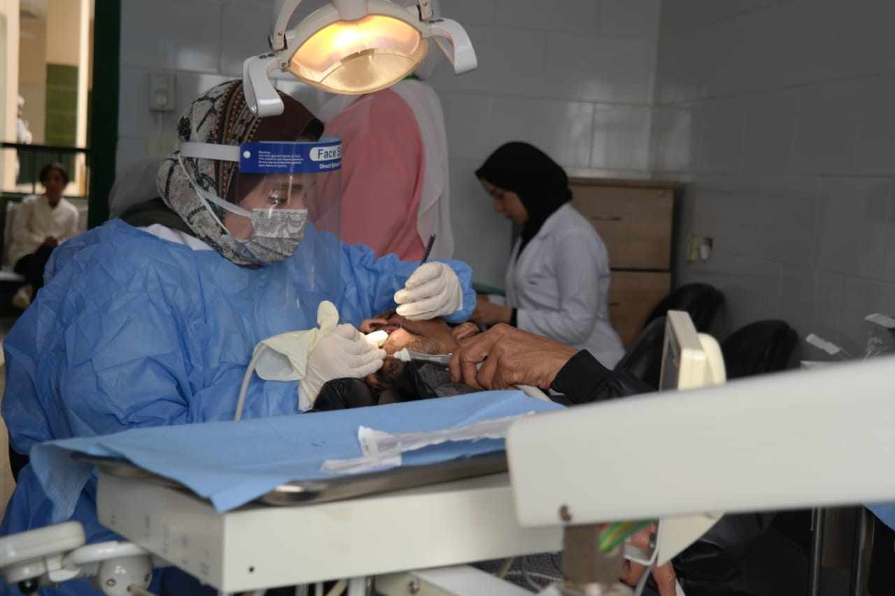 جامعة أسيوط تطلق قافلة طبية متخصصة في طب الأسنان بالمركز الحضري بالوليدية