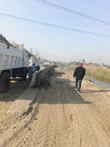 رئيس حى غرب أسيوط ينهي أعمال رفع القمامة والمخلفات بالطريق الدائري على ترعة الملاح