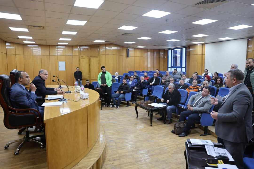 محافظ المنيا يعقد اجتماعًا موسعًا لمتابعة مشروعات “حياة كريمة”