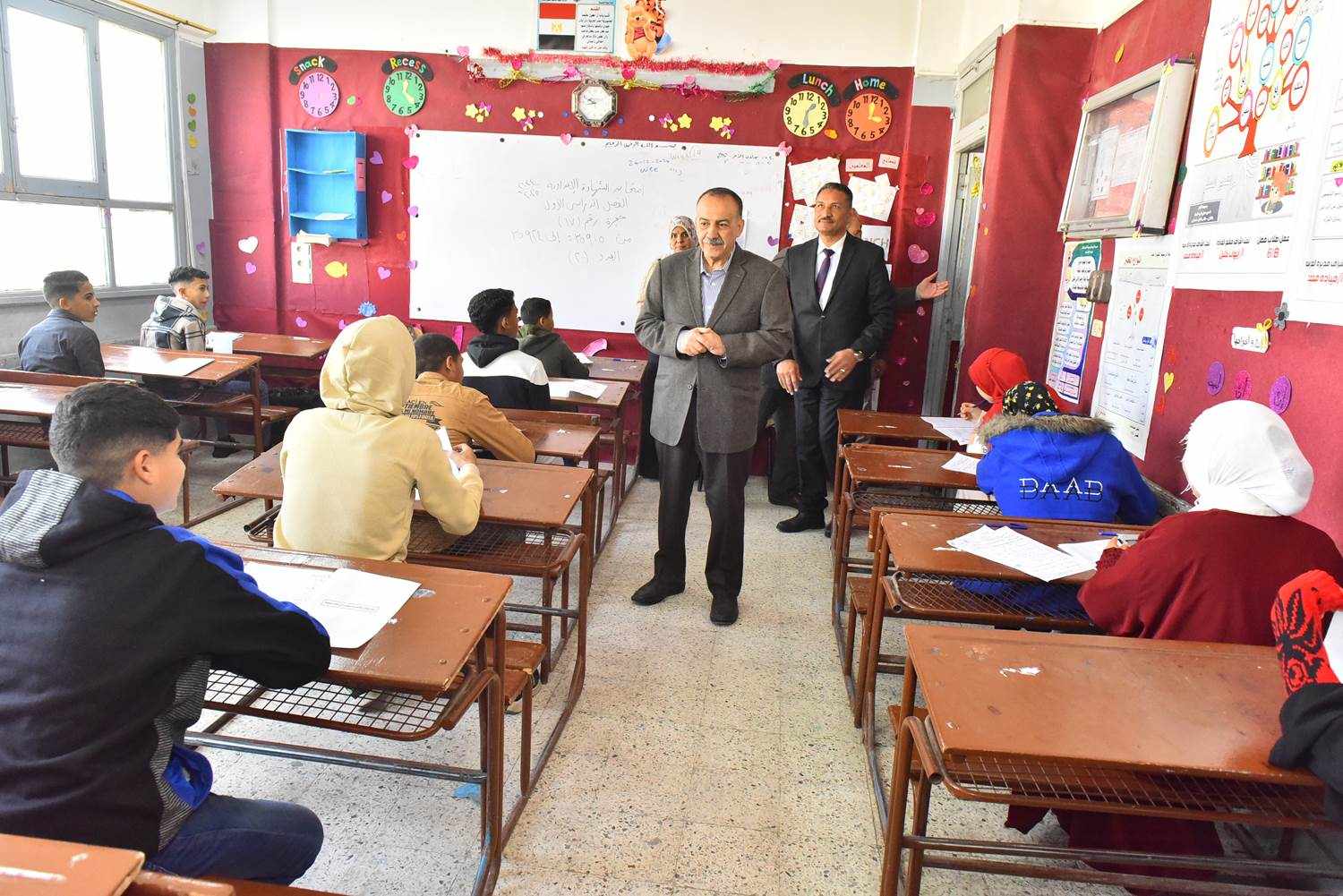 محافظ أسيوط يتفقد لجان الشهادة الإعدادية بمدارس ناصر وأسيوط الرسمية للغات