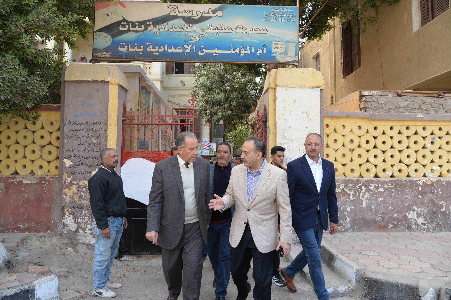 “للاطمئنان على سير الامتحانات”.. محافظ أسيوط يتفقد بعض لجان الصفين الأول والثاني الإعدادي