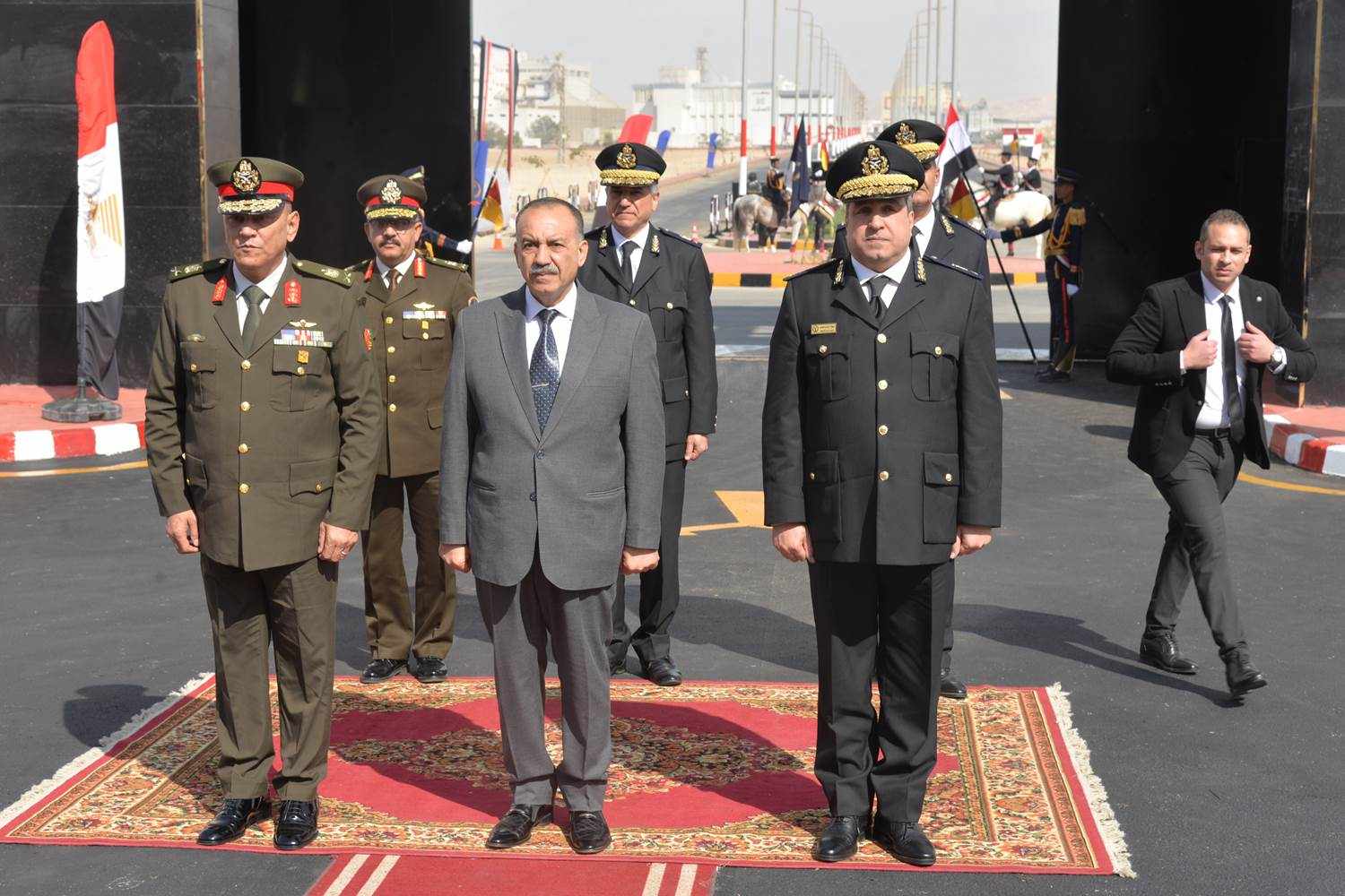 محافظ أسيوط يشارك مدير الأمن وقائد المنطقة الجنوبية في وضع إكليل الزهور على نصب شهداء الشرطة