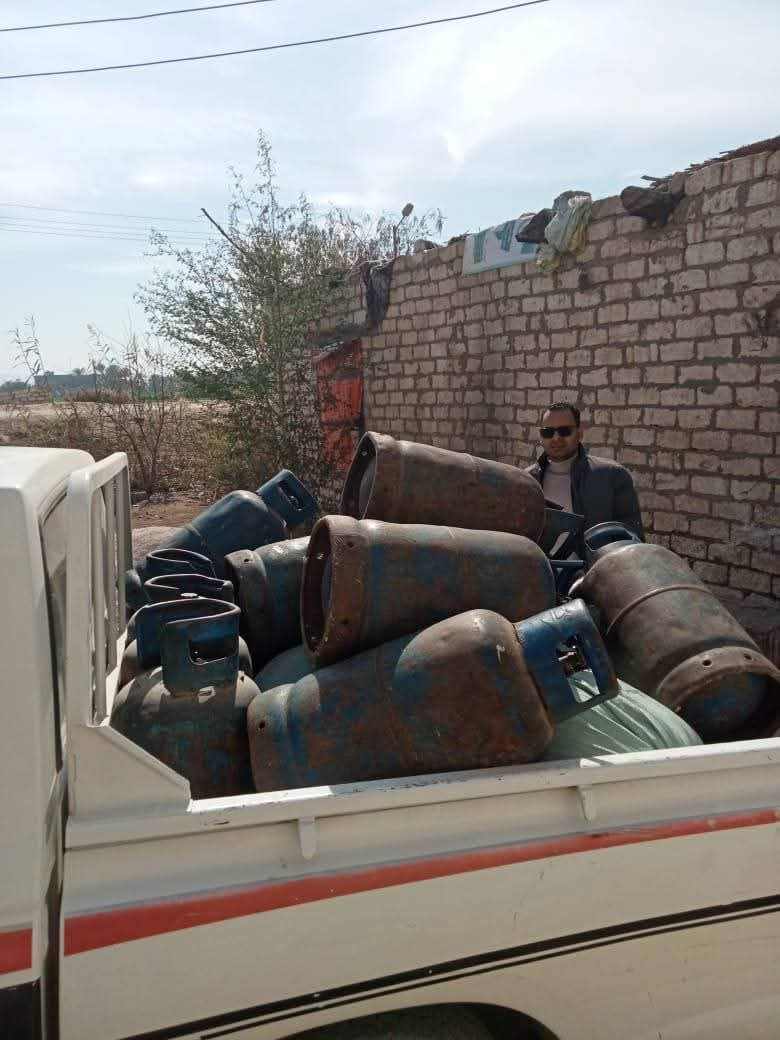 ضبط 20 أسطوانة بوتوجاز مدعمة داخل مزرعة فراخ.. وتحرير 202 محضر متنوع داخل الأسواق بأسيوط