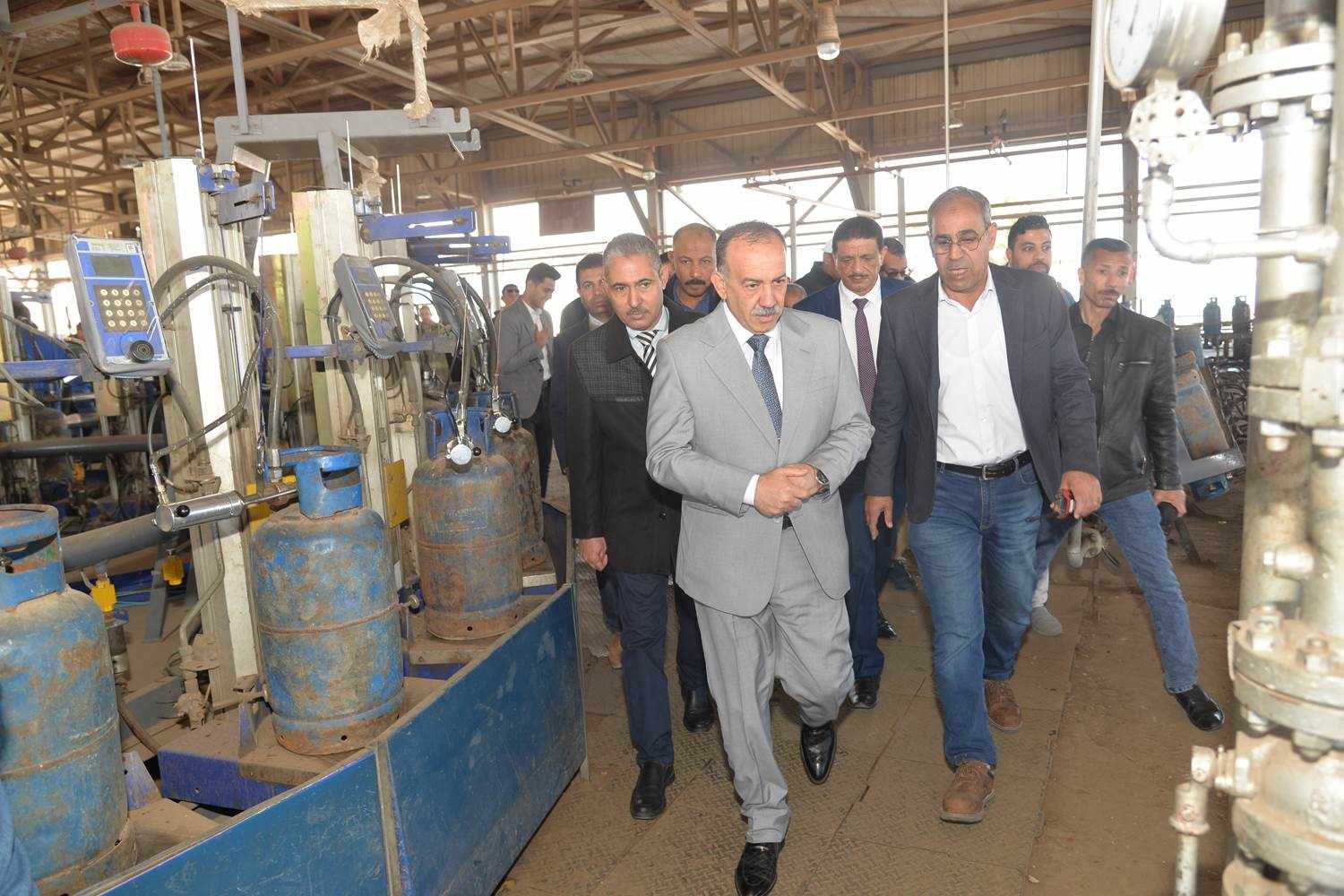 محافظ أسيوط يتفقد مصنع تعبئة أسطوانات البوتاجاز بتروجاس