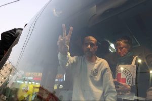 الاحتلال يفرج عن الدفعة الثالثة.. 110 أسرى فلسطينيين يعانقون الحرية