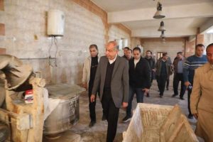 محافظ المنيا يتفقد مجمع المخابز بأبوقرقاص ويوجه بتطويره