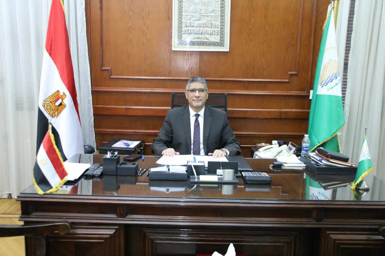 محافظ الجيزة يعتمد حركة ترقيات لـ٩٨٢ موظفاً بالديوان العام