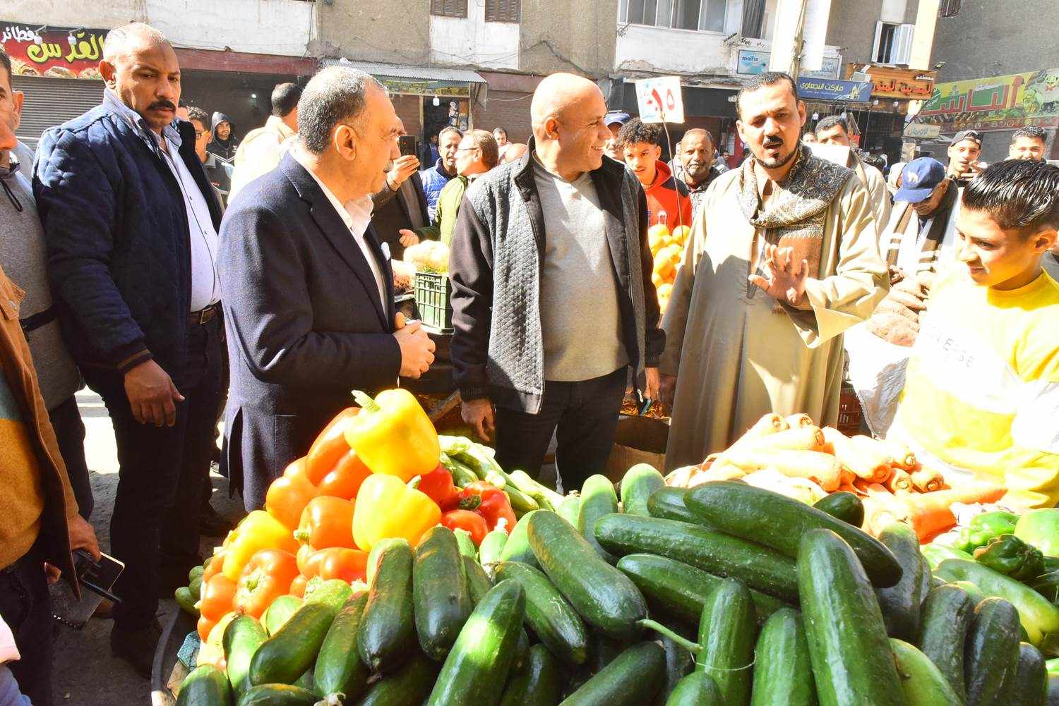 محافظ أسيوط يتفقد سوق الخضار والفاكهة بمنطقة الأربعين بحي غرب