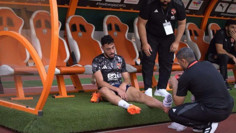 اكرم توفيق عقب اصابته قبل المباراة