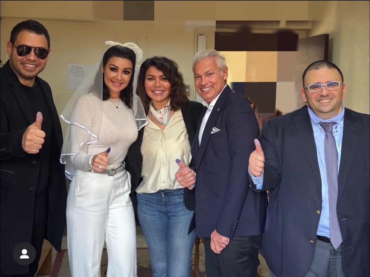 أروى جودة  تنشر صورلها أثناء عقد قرانها  من داخل السفارة