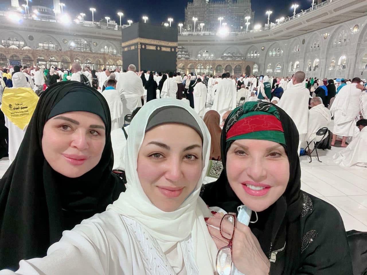   إلهام شاهين من أمام الكعبة: يارب يتقبل منا جميعًا..صور