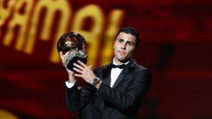 رودري يرد على رونالدو: أنا الأحق بالكرة الذهبية