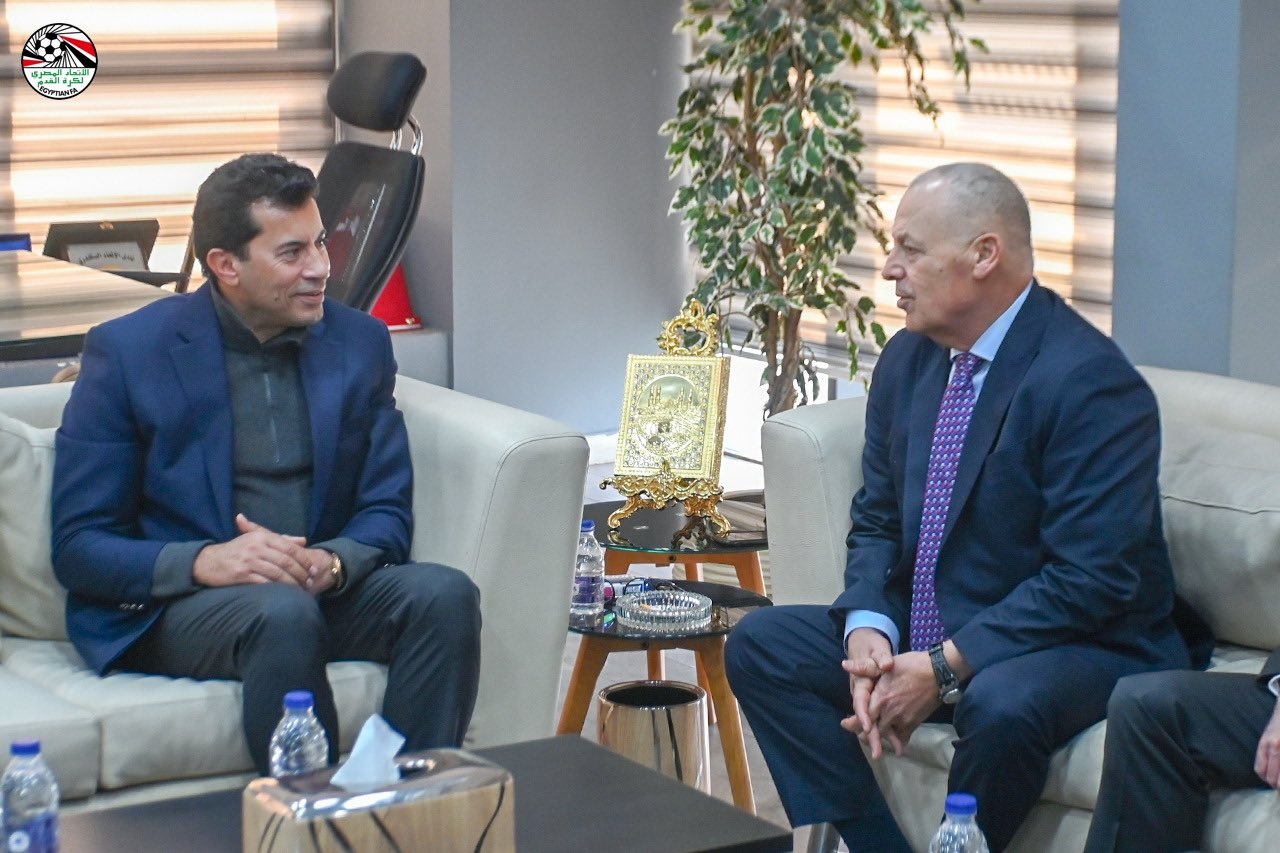 وزير الشباب والرياضة يبحث خطط تطوير الكرة المصرية وزيادة عدد المحترفين بالخارج