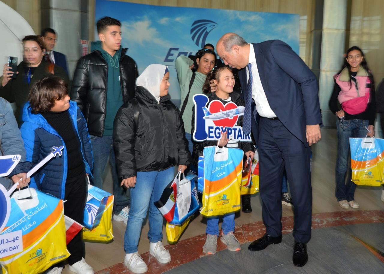 وزارة الطيران تنظم جولة لأبناء شهداء الشرطة والأطفال من ذوي الاحتياجات الخاصة بأكاديمية مصر للطيران للتدريب .