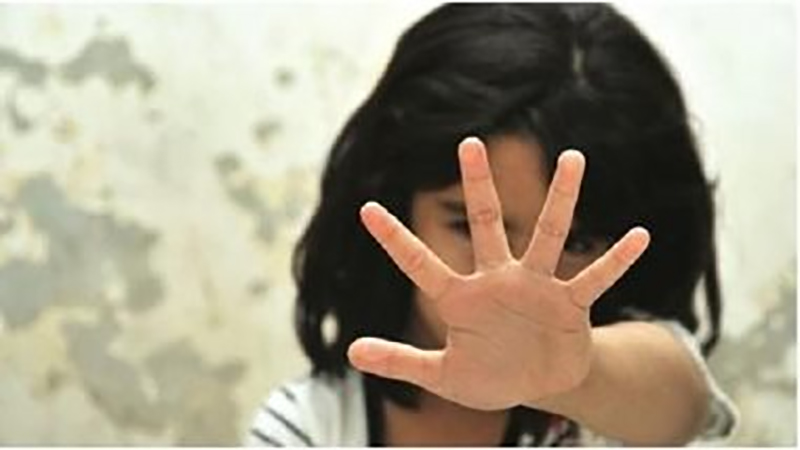 نيابة الطفل تأمر بتوقيع الكشف الطبى على طفلة تعرضت لاعتداء بسلاح من زميلتها