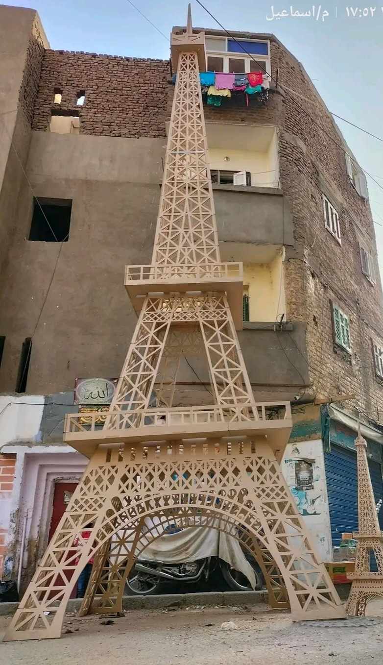 “برج إيفل”يزين سماء محافظة أسيوط استعداد لشهر رمضان ..صور