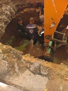 كسر خط مياه قديم أمام مسجد ناصر بحى شرق أسيوط