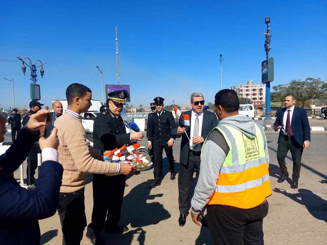 “بالورد والشيكولاتة” مدير أمن أسيوط يحتفل بعيد الشرطة وسط المواطنين