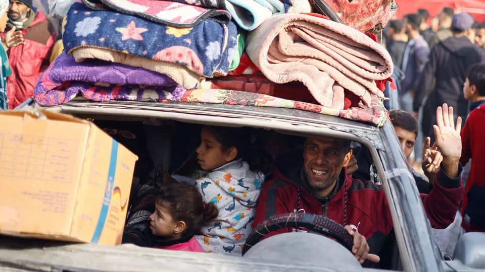 فرحة عارمة بقطاع غزة.. النازحون الفلسطينيون يعودون إلى منازلهم