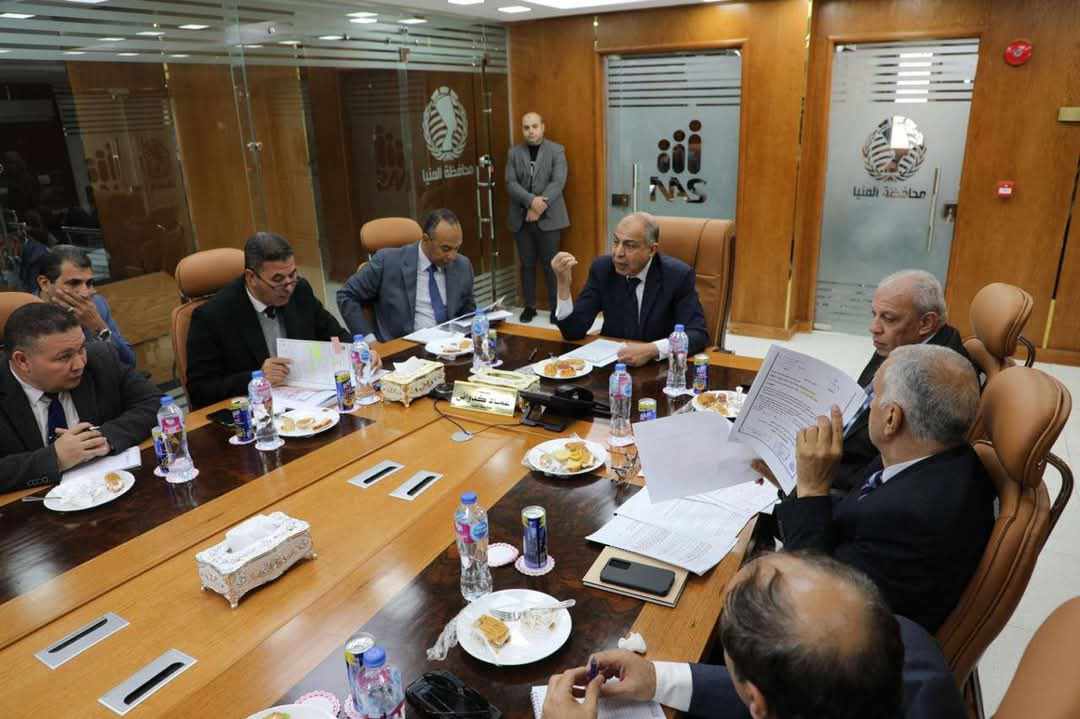 محافظ المنيا يبحث موقف تنفيذ مشروع الغابات الشجرية بالصحراوي الغربي