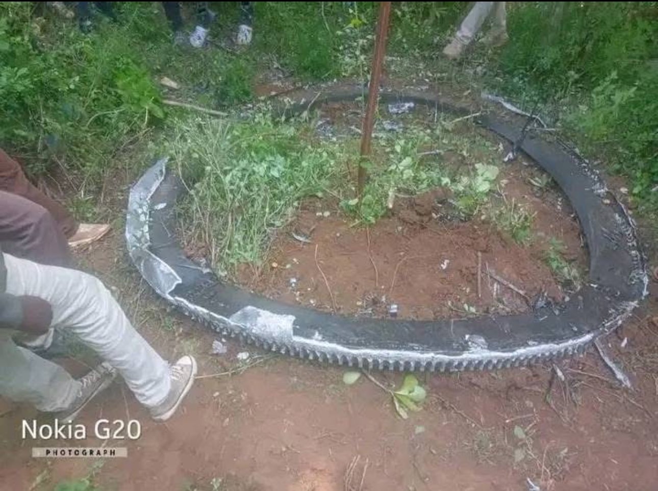 بوزن 1100 رطل.. “جسم فضائي” يسقط على قرية موكوكو في كينيا