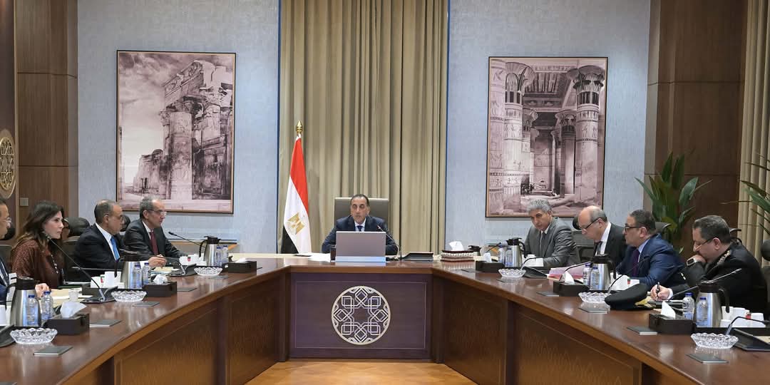 رئيس الوزراء يبحث تيسير  إجراءات وصول السائحين إلى المطارات المصرية اعتماداً على أحدث النظم الالكترونية عالميًا