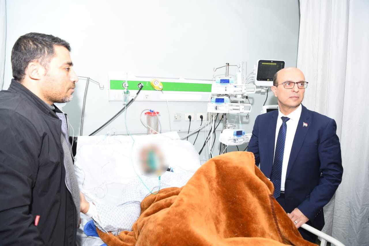 “بعد تعرضة لحادث قطار”رئيس جامعة أسيوط يزور طالب في مستشفى الإصابات الجامعي